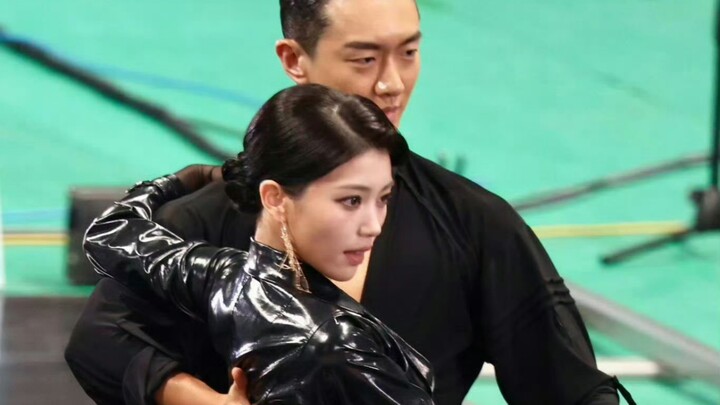 Shen Xiaoting’s lucky moment at the national standard dance live shoot! A little skit featuring the 