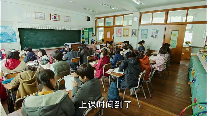 A girl has had the “yin-yang eye” since childhood and often sees wandering spirits, so her classmate