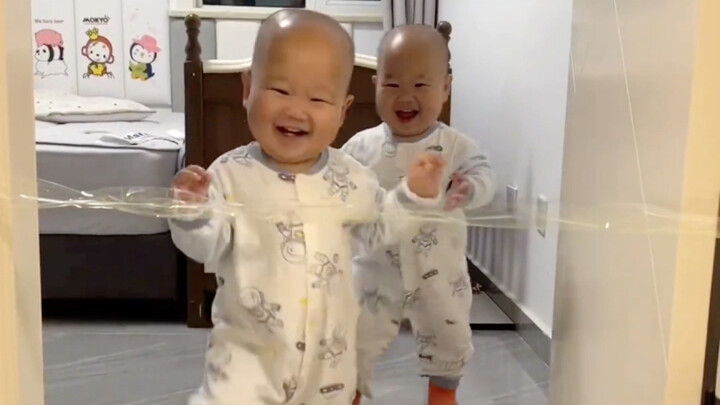 Sure enough, intelligence is innate! One twin got into Peking University, while the other grills glu