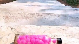 楼梯滚瓶子爆破解压时刻