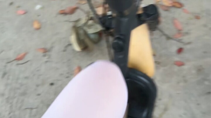 Xe của tôi phải đứng lên đạp à?