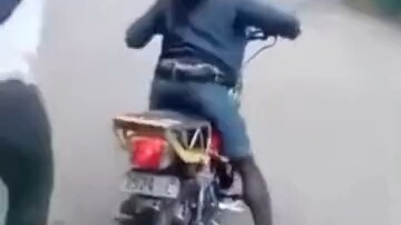 أُعلّمكم طريقة رائعة للنزول من السيارة!