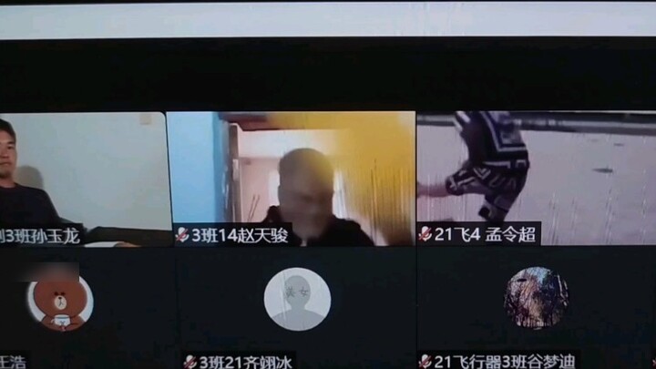 Dua orang yang mengikuti kelas online dengan serius