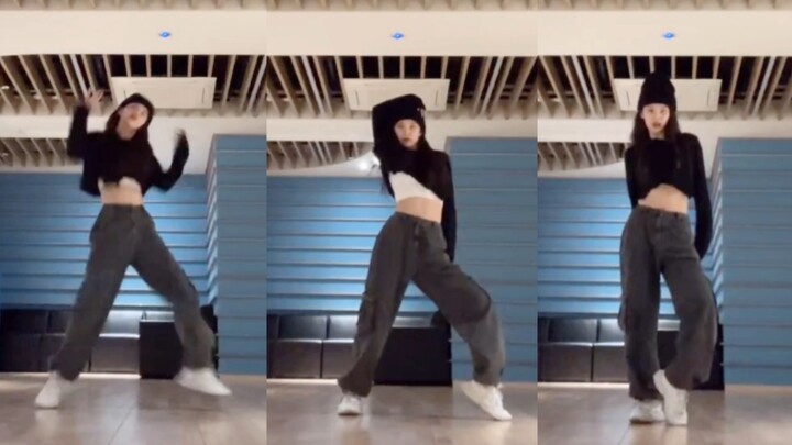 Finally waiting for it!!! Lead dancer Hwang Ryujin live-dances to “Hey Mama”