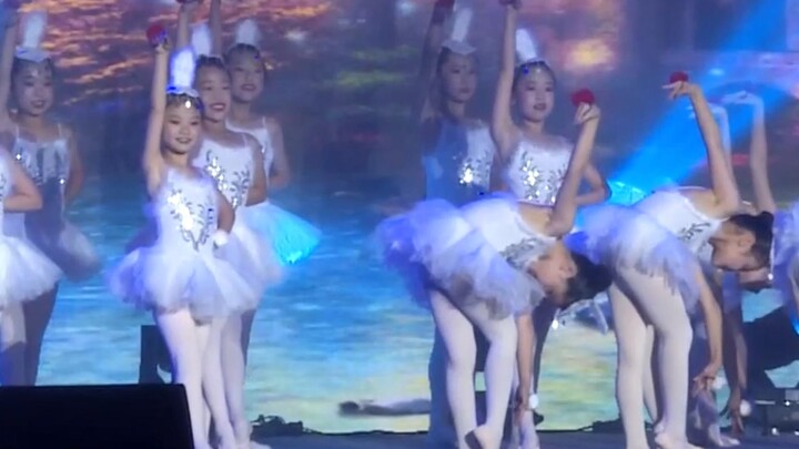 ระบำ “เพลงร้องสู่ฟ้า”