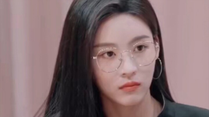 يبدو أن الجميع لا يعرفون شيئًا عن جمالها.