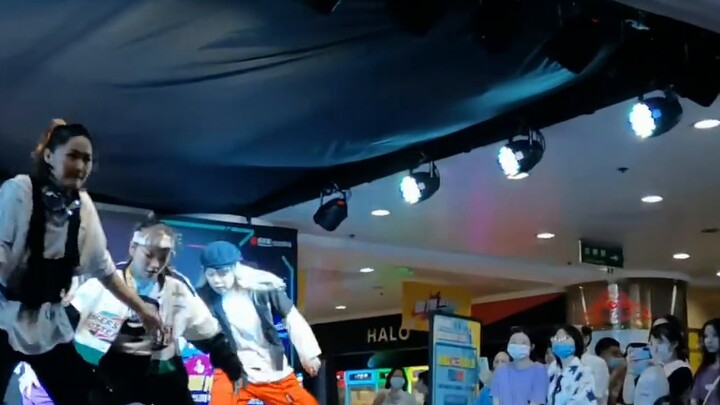 【Roadshow】Dukungan penuh semangat Via! Akhirnya, lagu WayV ada di roadshow! Turn Back Time WDMY cove