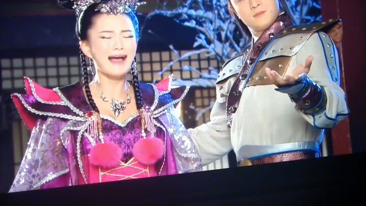 ช่วงที่จ้าวปินกางมือเหมือนกำลังโต้ตอบกับผู้ชมอย่างเราอยู่เลย!!