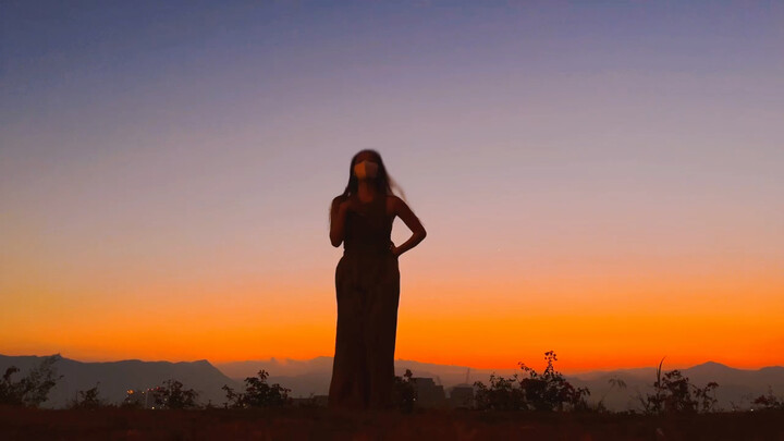 Menari you and me di puncak gunung yang sepi saat matahari terbenam