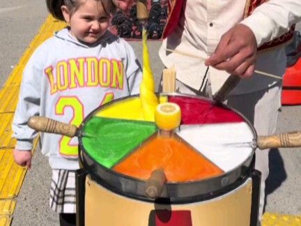 You can enjoy five different flavors of lollipops in one go!