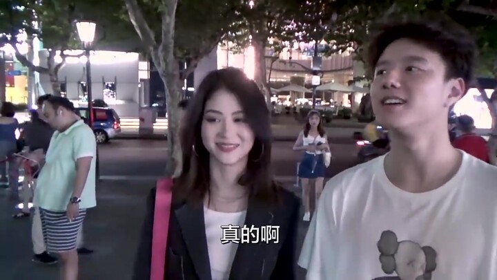 Street interview, childhood sweethearts who grew up together in the bathtub, talked about their feel