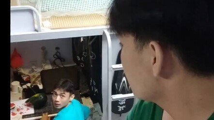 في منتصف الليل وما زلت مستيقظًا تثرثر هنا... بس معلش، انتهى الأمر.