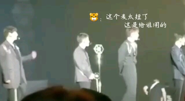【Do Kyung-soo】【Byun Baekhyun】Baekhyun: This mic is way too short—whose is it for?   Ddu-Ddu “quietly