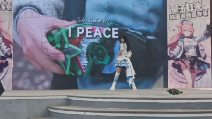 Tôi đã nhảy theo bài I peace của Jinghe tại hội nghị truyện tranh!