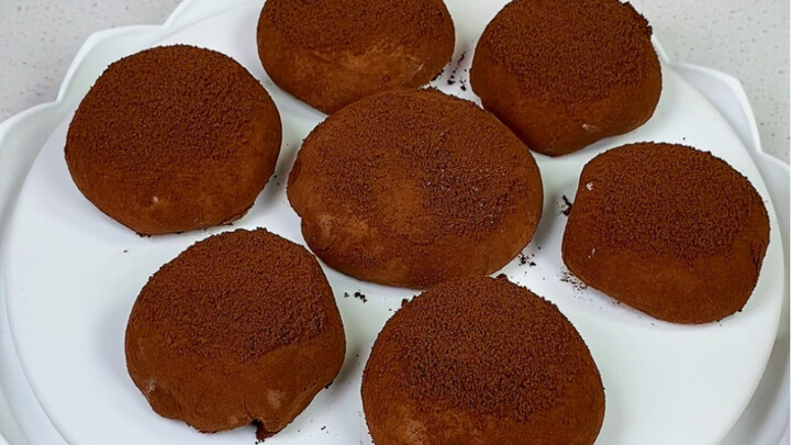 “Xue Meinang” ngoài hàng bán chỉ hơn chục tệ một cái, thực ra chỉ là bột nếp hấp chín rồi bọc một lớ