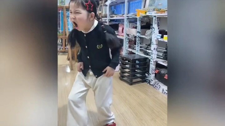 Mẹ ép bé gái nhảy, bé vừa khóc vừa không muốn nhảy, khi nhạc cất lên chúng ta đứng về phía mẹ