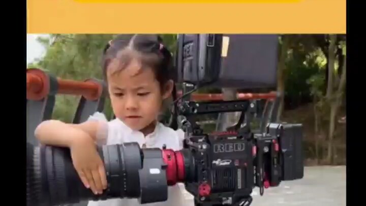 ช่างภาพของงานแข่งขันฟุตบอลหมู่บ้านกลับเป็นเด็กน้อยวัยห้าขวบ