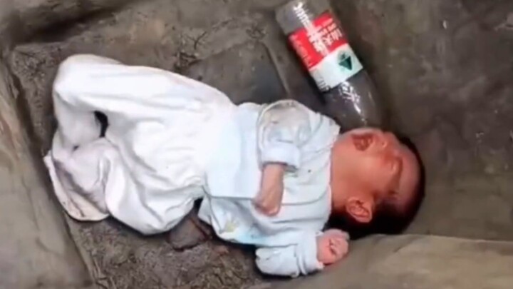 بداية كارثية من سلة المهملات، فيما يتعلق بالعائلة الأصلية.