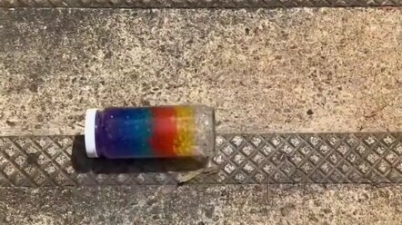 مسابقة دحرجة الزجاجات على الدرج