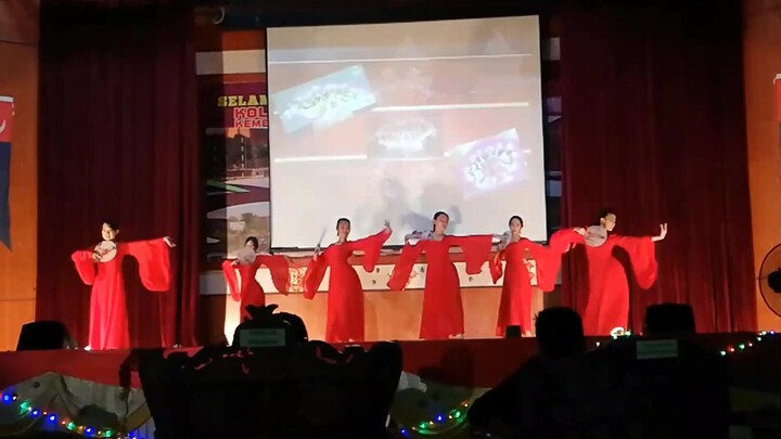 [آسيا][ماليزيا] أدت فتاة جميلة ترتدي اللون الأحمر أغنيتي "Send to the Bright Moon" و"Grain in Ear" ب