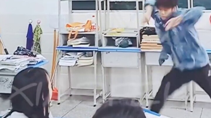 [Sun Yihang/Huang Yuhang] Xiaohang dancing in the classroom before the college entrance examination 