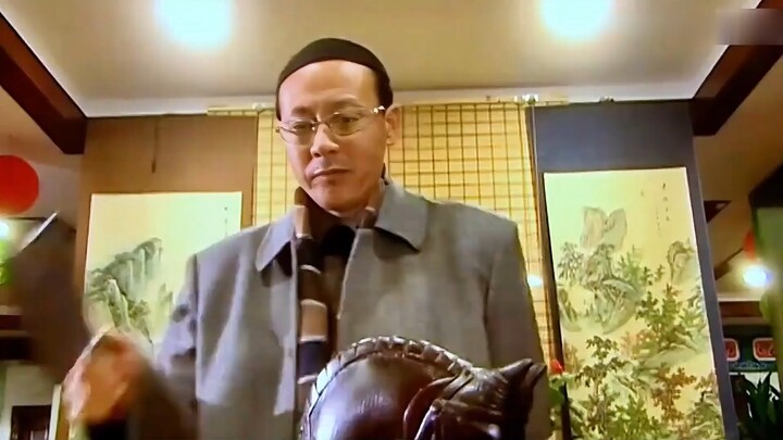 Tuan Hou menggunakan pisau dapur untuk memotong ekor kuda cendana merah, dan segera menemukan sesuat