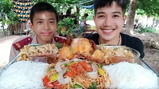 กินตำกุ้งสดถาดใหญ่ ไก่ย่างทั้งตัว ต้อนรับน้องใหม่..