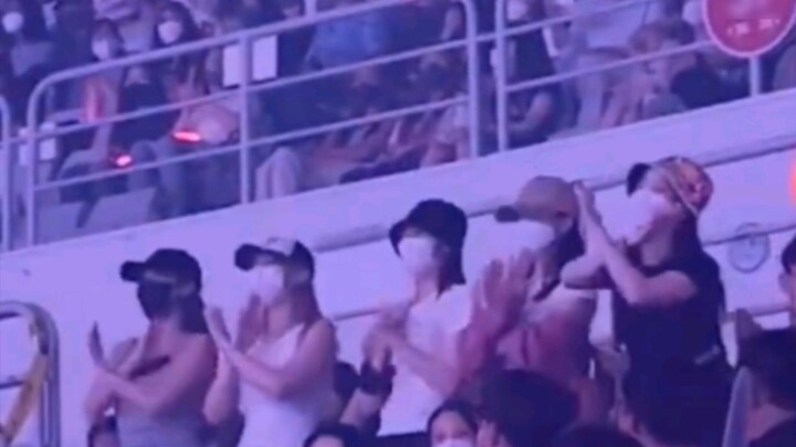 Jitu và Twice tham dự itzy concert và hát Dalla