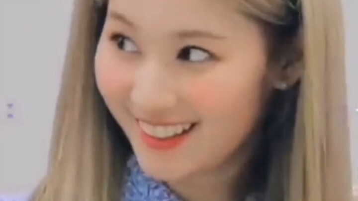 ในขณะที่ไม่มีผ้าห่มเหมือนกัน ซานากลับไม่ได้ทำตัวเป็นผู้โชคร้าย “ถูกเพื่อนร่วมทีมรังแก” เหมือนนิงอี้จ