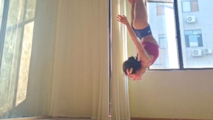 [Dance of the Feather] Both feet leave the ground, and the wind of freedom whistles through the bloo