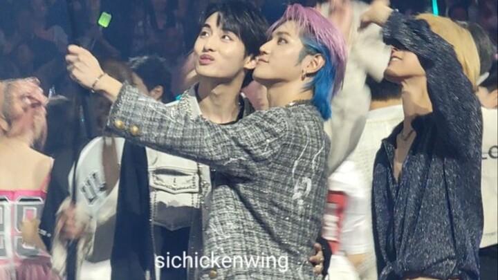 คืนนี้ปีไหน? ไทยงยืนอยู่มุมห้องตามลำพัง แต่เพียงเสี้ยววินาทีถัดมาก็ถูกบรรดาเด็กชายตัวเล็กๆ รุมล้อมไว