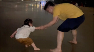 我要不拦着，她就扑到大海里了