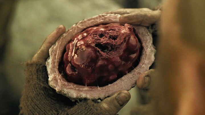 A man ate an alien fruit and found it tasted strange. It turned out to be a living human body! [Scie