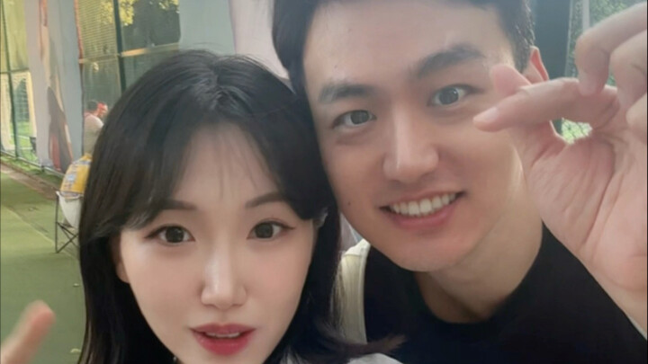 Pasangan Tiongkok-Korea membawa bayi berdarah campuran menikmati musim gugur di Beijing