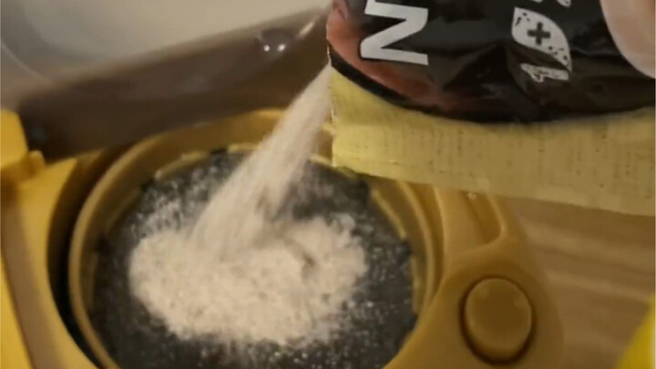 Bikin secangkir kopi pakai mesin cuci yang baru aja dibeli～