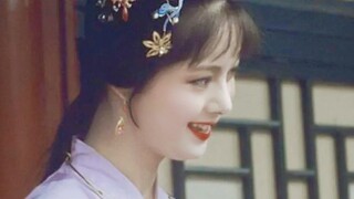 من الواضح أنها تمتلك وجه سيدة جميلة، ومع ذلك تريد أن تلعب دور الخادمة؟