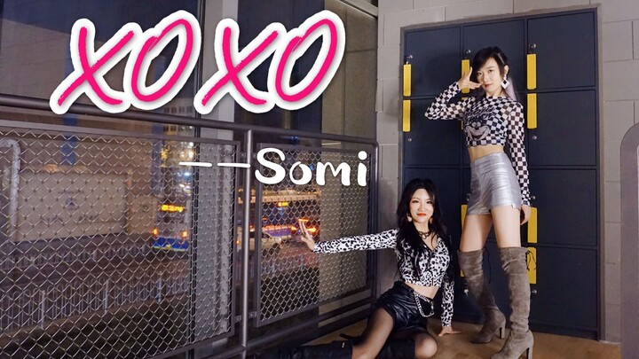 Đĩa đơn mới nhất của SOMI "XOXO" được quay bằng đôi giày cao gót màu đen và được chuyển đến các chị 