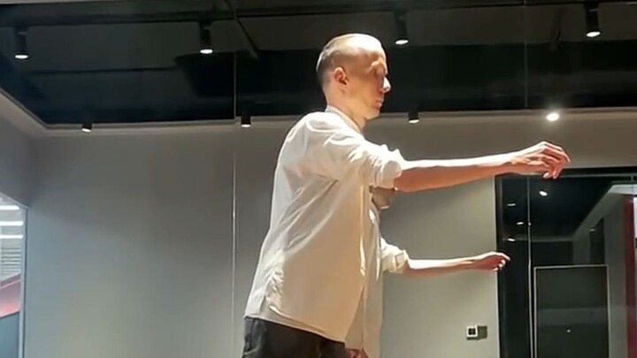 Apakah "langkah geser" ini benar-benar ada? Aku sampai merinding melihatnya.