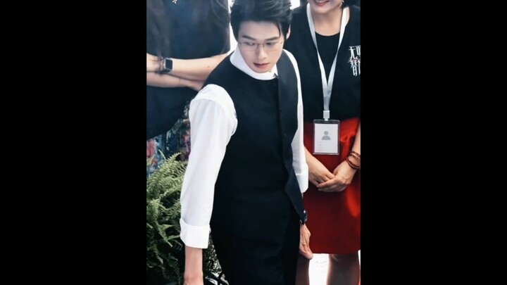 Oh my god! Ferrari was even more handsome when he was young! Someone can really play the role of a p