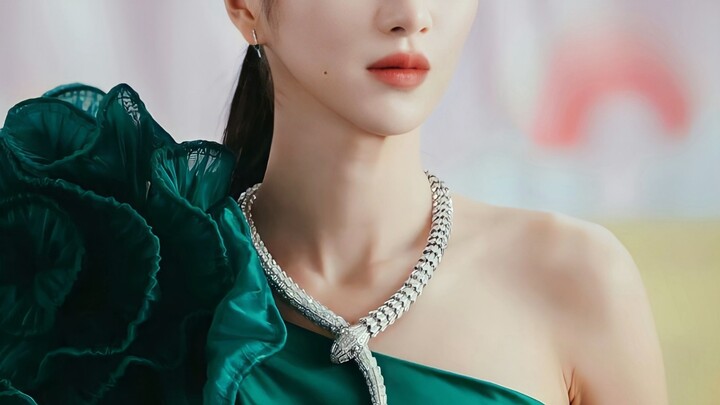 The villainess is back—this lady truly has no substitute on the crazy-beauty track!