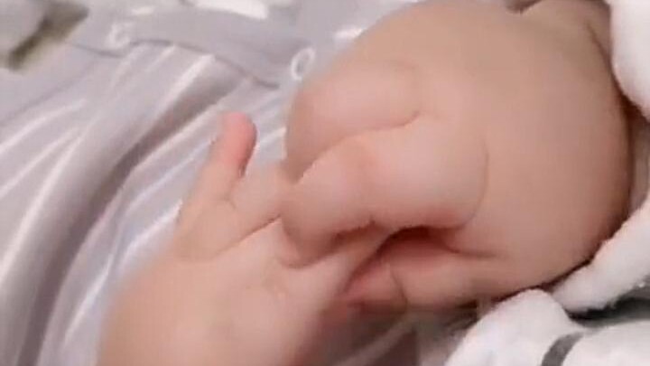 小宝宝的手有多可爱