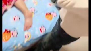 Cậu bé ngủ nướng ngày Tết bị họ hàng vây quanh nhìn, ngượng ngùng nằm trong chăn giả vờ ngủ, không d