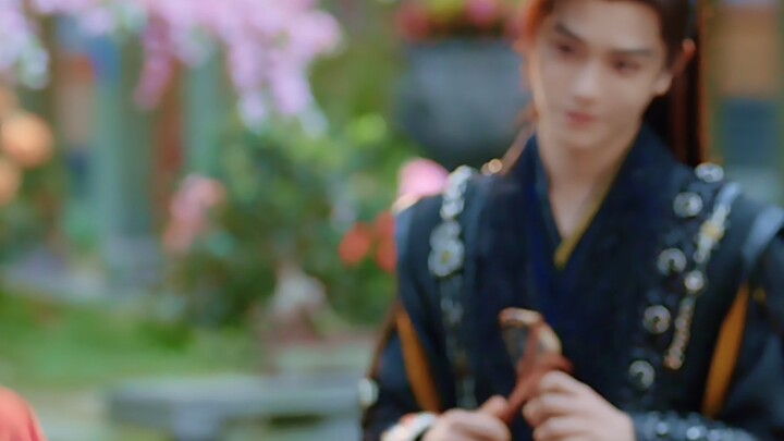 เขาไม่อาจกลายเป็นแค่ฉากหลังได้ ภายใต้เลนส์ที่ปรับโฟกัสให้เบลอ กลับมีการแสดงที่ละเอียดอ่อน