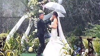 Điều đẹp nhất không phải là ngày mưa, mà là mái hiên nơi em từng trú mưa cùng anh.