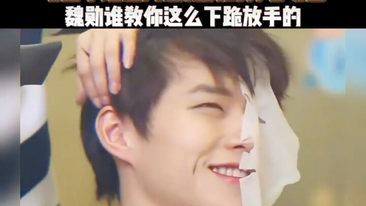 Cảnh tượng “thần thánh hóa” bất ngờ của sao: Ngụy Đại Huân, ai dạy cậu quỳ thế này vậy?