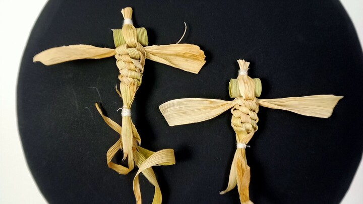 Watch Me Make a Dragonfly From Scratch Using Corn Husk