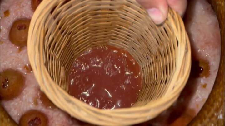 نبيذ الأرز المصنوع من الزعرور لذيذ جدًا بطعم حامض وحلو!