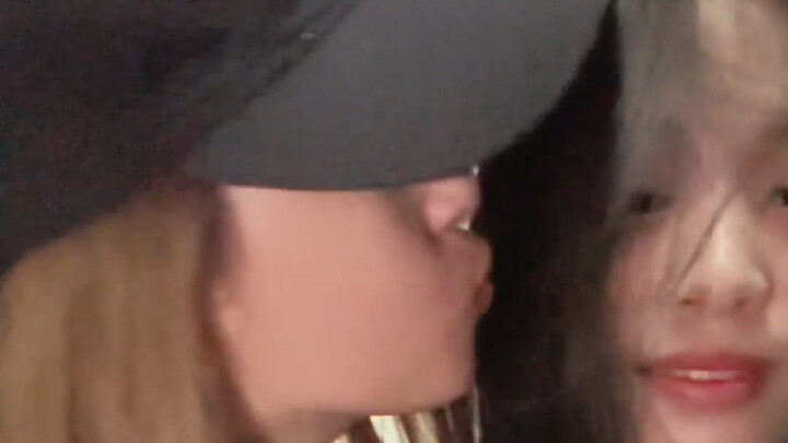 The youngest member gives a kiss to Zheng Yaxian | The shipper-favorite couple finally drops some sw