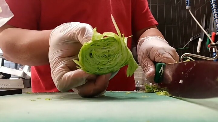 Right way to shred iceberg lettuce