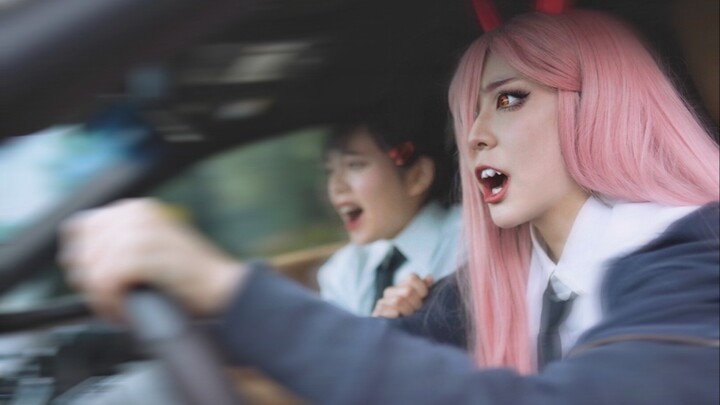 "Chainsaw Man Cosplay" Recreates Pawah's Iconic Scene Driving the Little Red Car!